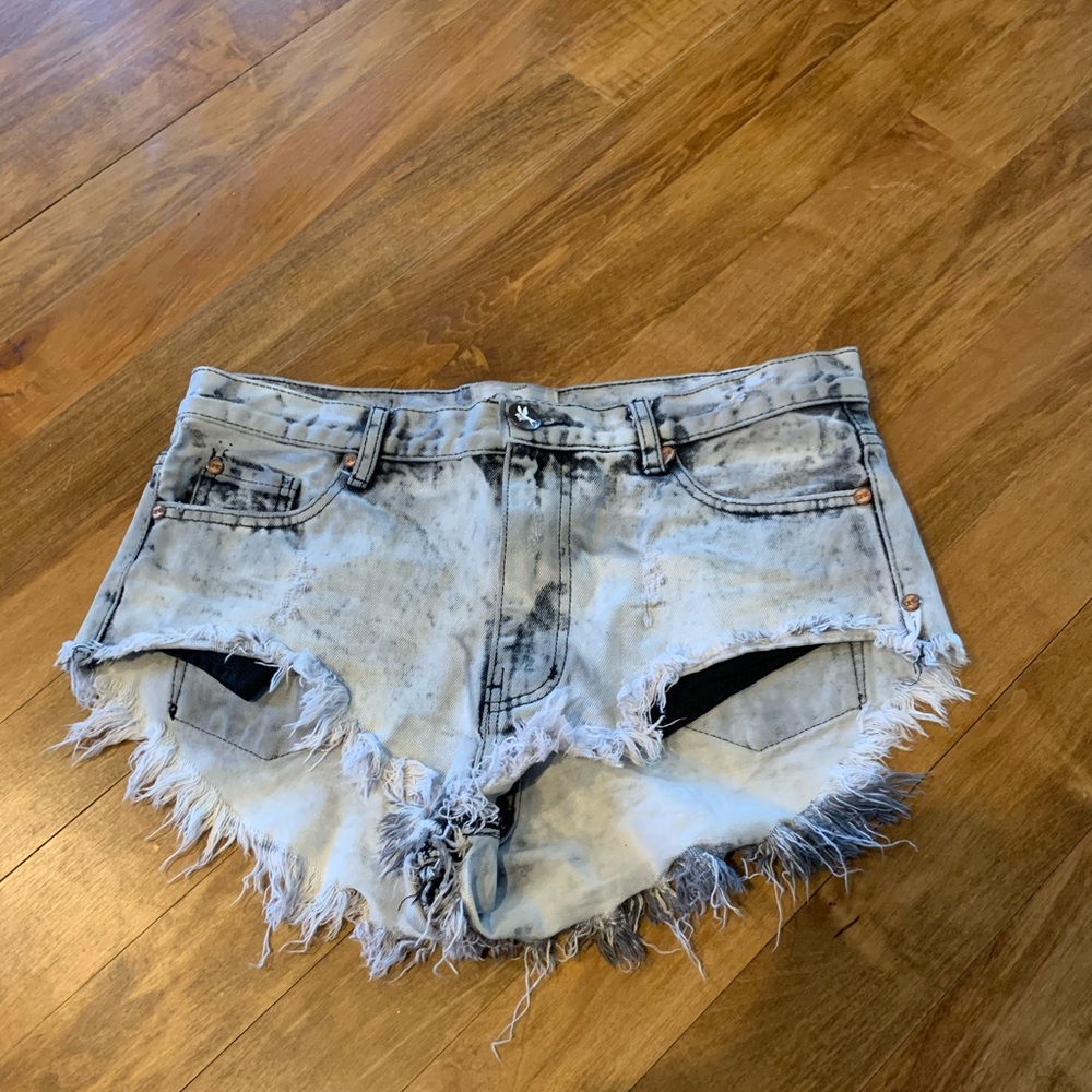 One teaspoon rollers distressed shorts.